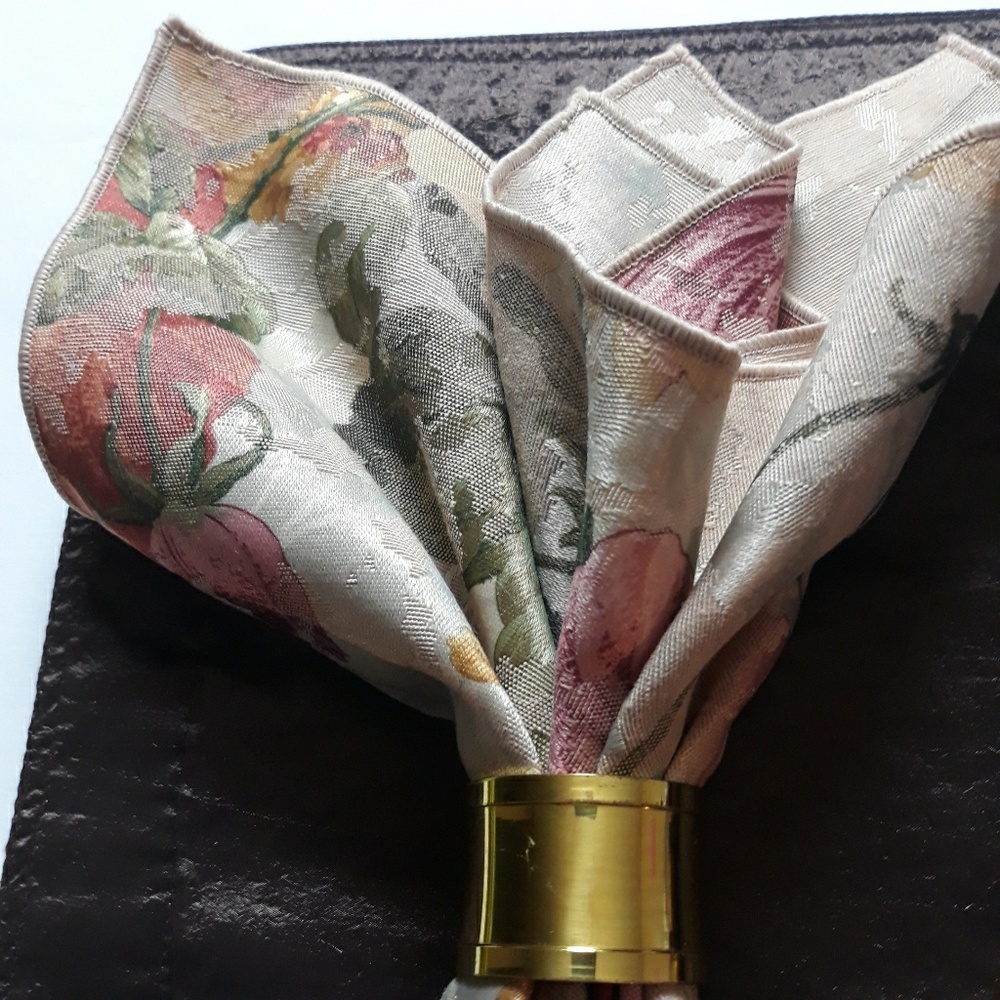 2 Placemats  2 beautiful Linen  Napkins &  rings